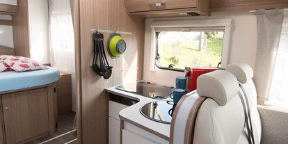 Anbieter - Fahrzeugtypen: Wohnmobil - Mogelsberg - gut ausgestattete Küche - Eschis Mobil und Freizeit