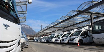Anbieter - Fahrzeugarten: Neufahrzeuge - Spiez - Das ganze Jahr hindurch finden Sie über 100 Fahrzeuge in unserer Ausstellung in Interlaken. Rund 80% davon sind unterdacht.  - Top Camp AG