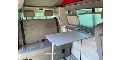 Anbieter - Fahrzeugtypen: Camperbus - Reute AR (Reute (AR)) - Küche von niio rent's VW Bus Red ABT - niio rent