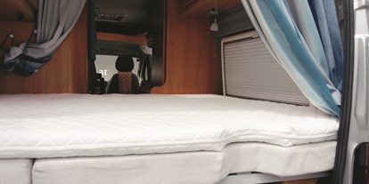 Anbieter - Camper Ausstattungen - Salavaux - Matratze auf Mass im Camper mit Softtopper dazu.  - auf-mass GmbH