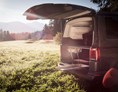 Camper: Der hochwertige Doppelauszug für deinen Cali, vereinfacht euch den Alltag beim Be-& Entladen eures Buses. Ausserdem bietet er eine smarte Basis für eurer Camping Setup.
 - VAYA PRODUCTS