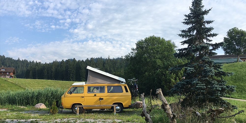 Wohnmobile: CampBär's T3 Westfalia auf einem wunderschönen Naturcampingplatz - CampBär Campervermietung - DD1 GmbH