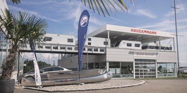Anbieter - Fahrzeugarten: Fahrzeugankauf - Region Bodensee - Caravan Ausstellung vom Shop her gesehen - Hausammann Caravans und Boote AG