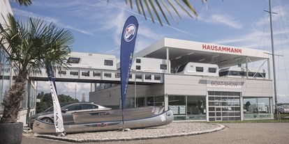 Anbieter - Fahrzeugarten: Neufahrzeuge - Hauptwil - Caravan Ausstellung vom Shop her gesehen - Hausammann Caravans und Boote AG