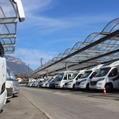 Wohnmobile - Das ganze Jahr hindurch finden Sie über 100 Fahrzeuge in unserer Ausstellung in Interlaken. Rund 80% davon sind unterdacht.  - Top Camp AG