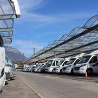 Anbieter: Das ganze Jahr hindurch finden Sie über 100 Fahrzeuge in unserer Ausstellung in Interlaken. Rund 80% davon sind unterdacht.  - Top Camp AG