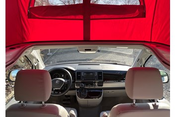 Wohnmobile: Fahrerraum von niio rent's VW Bus Red ABT - niio rent